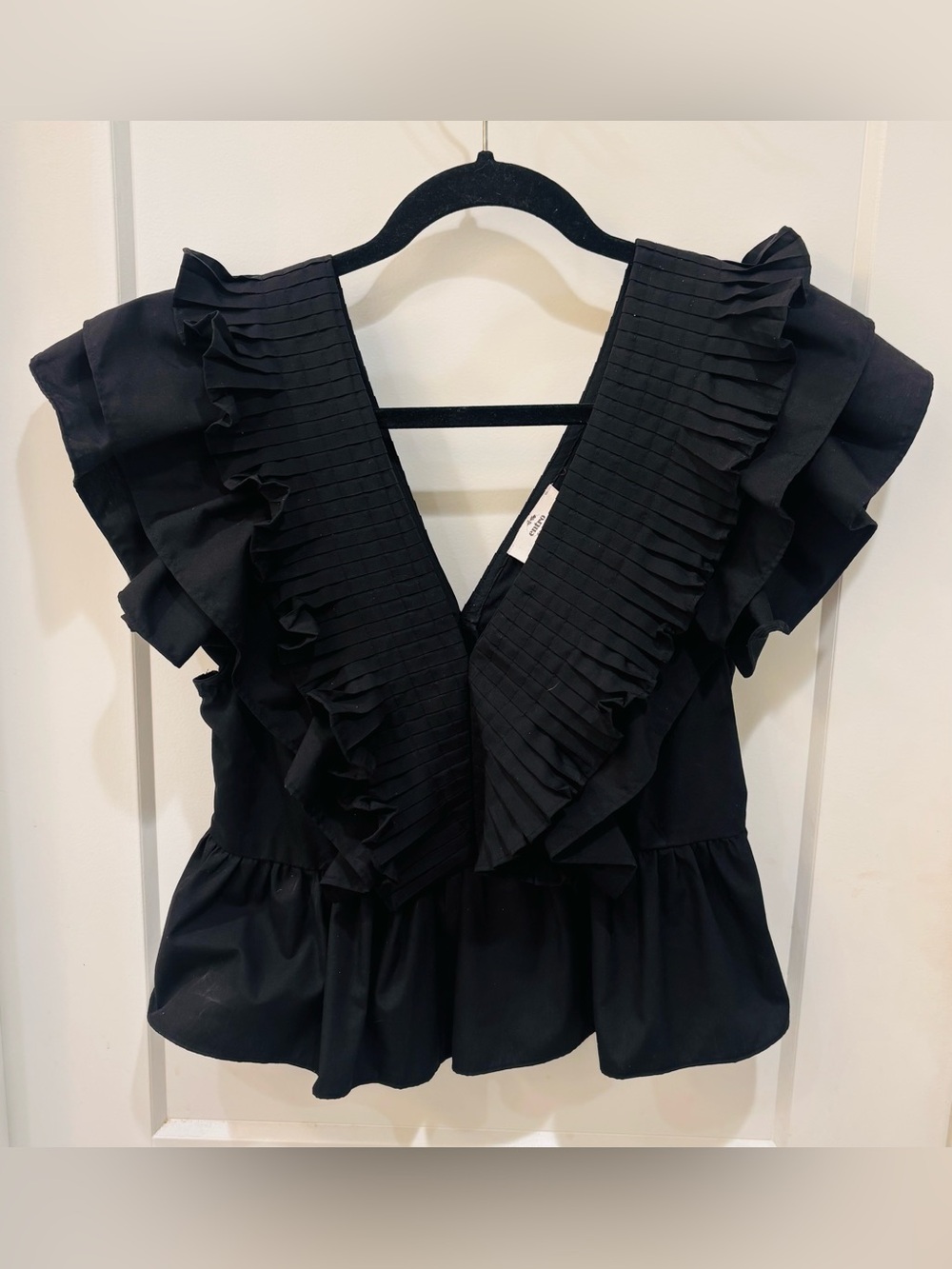 Entro Black Ruffle V-Neck Women's Top. Size Small in mint condition